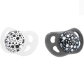Set de 2 Suzete din Silicon în formă Ortodontică, neagră și albă, 6+ luni Set de 2 Suzete din Silicon în formă Ortodontică, neagră și albă, 6+ luni