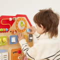 Panou educativ din lemn „Căsuță”, 11 elemente interactive Panou educativ din lemn „Căsuță”, 11 elemente interactive