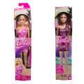 Păpușa Barbie Fashion cu părul blond și rochie roz cu logo-ul Barbie imprimat Păpușa Barbie Fashion cu părul blond și rochie roz cu logo-ul Barbie imprimat