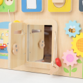 Panou educativ din lemn „Căsuță”, 11 elemente interactive Panou educativ din lemn „Căsuță”, 11 elemente interactive
