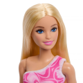 Păpușa Barbie Fashion cu părul blond și rochie roz cu logo-ul Barbie imprimat Păpușa Barbie Fashion cu părul blond și rochie roz cu logo-ul Barbie imprimat