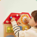Panou educativ din lemn „Căsuță”, 11 elemente interactive Panou educativ din lemn „Căsuță”, 11 elemente interactive