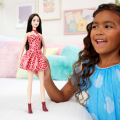 Păpușa Barbie „Fashionista în rochie roz cu imprimeu leopard”