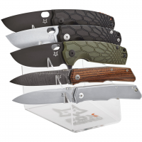 Stand FOX Expo Plexiglass EXPO 13, acrilic transparent (plexiglas) stand-afisaj pentru 5 cutite cu magnet, sigla Fox Knives pe baza, dimensiune ~15 cm x 7 cm, greutate ~150 g, ideal pentru colectare sau expunere Stand FOX Expo Plexiglass EXPO 13, acrilic transparent (plexiglas) stand-afisaj pentru 5 cutite cu magnet, sigla Fox Knives pe baza, dimensiune ~15 cm x 7 cm, greutate ~150 g, ideal pentru colectare sau expunere