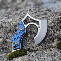 Mini-topor Midgards Messer Nori Nano V2 Titanium MM002, mini-topor din titan 14C28N, corp din titan albastru, lamă 45 mm, grosimea lamei 3 mm, lungime totală ~75 mm, greutate ~50–88 g (în funcție de versiune), teacă magnetică, clemă, proiectată ca accesor Mini-topor Midgards Messer Nori Nano V2 Titanium MM002, mini-topor din titan 14C28N, corp din titan albastru, lamă 45 mm, grosimea lamei 3 mm, lungime totală ~75 mm, greutate ~50–88 g (în funcție de versiune), teacă magnetică, clemă, proiectată ca accesor