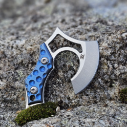 Мини‑топор Midgards Messer Nori Nano V2 Titanium MM002, титановый мини‑акс 14C28N, голубой корпус титан, клинок 45 мм, толщина клинка 3 мм, общая длина ~75 мм, вес ~50–88 г (в зависимости от версии), магнитные ножны, клипса, предназначен как neck‑axe/EDC 