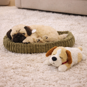 Cățeluș „Mops” cu imitație de respirație Cățeluș „Mops” cu imitație de respirație