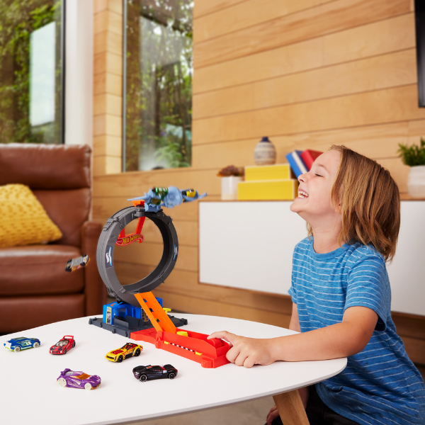 Hot Wheels Set de joc „Atacul liliacului” Hot Wheels Set de joc „Atacul liliacului”