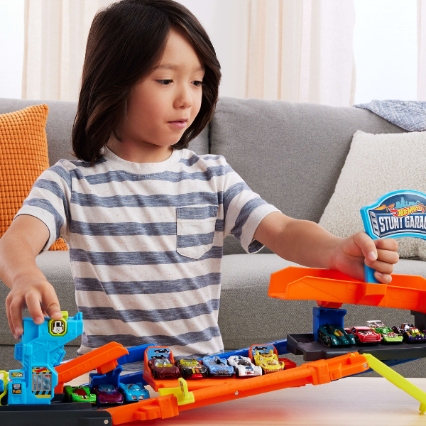 Set de joacă Hot Wheels „Garaj transformabil cu pistă și cascadorii” Set de joacă Hot Wheels „Garaj transformabil cu pistă și cascadorii”