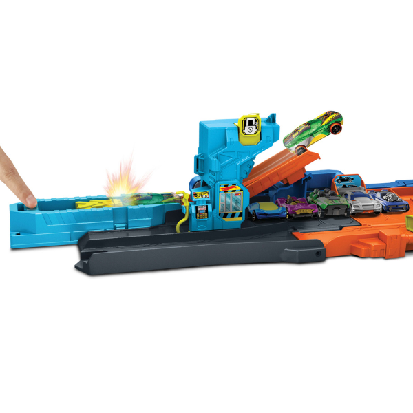 Set de joacă Hot Wheels „Garaj transformabil cu pistă și cascadorii” Set de joacă Hot Wheels „Garaj transformabil cu pistă și cascadorii”