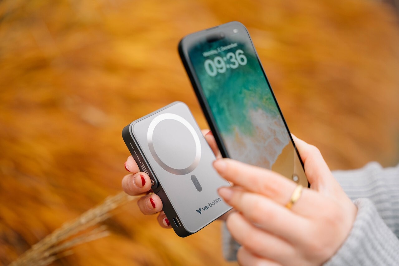 Магнитный беспроводной пауэрбанк с подставкой Verbatim Charge'n'Go / 10000 mAh / Gray Магнитный беспроводной пауэрбанк с подставкой Verbatim Charge'n'Go / 10000 mAh / Gray