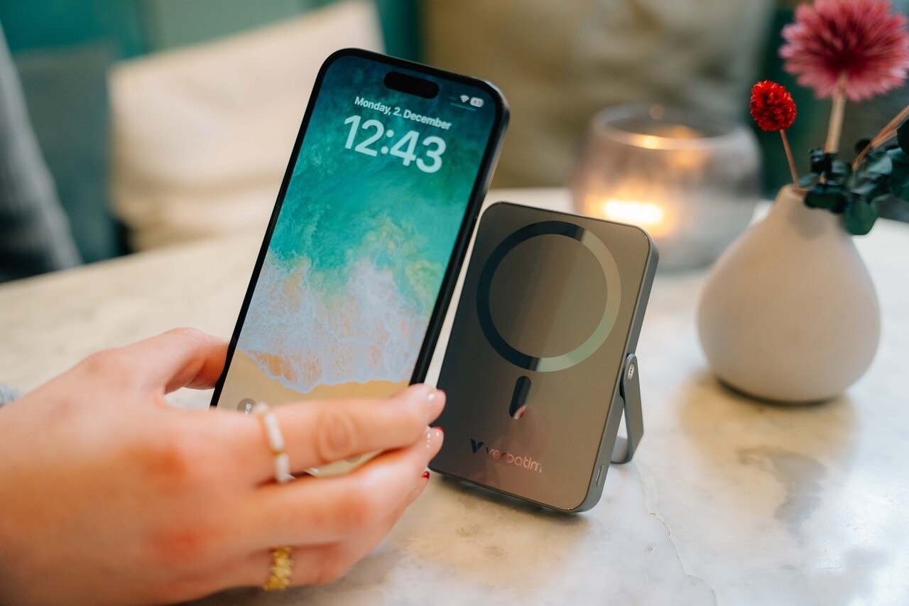 Магнитный беспроводной пауэрбанк с подставкой Verbatim Charge'n'Go / 10000 mAh / Gray Магнитный беспроводной пауэрбанк с подставкой Verbatim Charge'n'Go / 10000 mAh / Gray