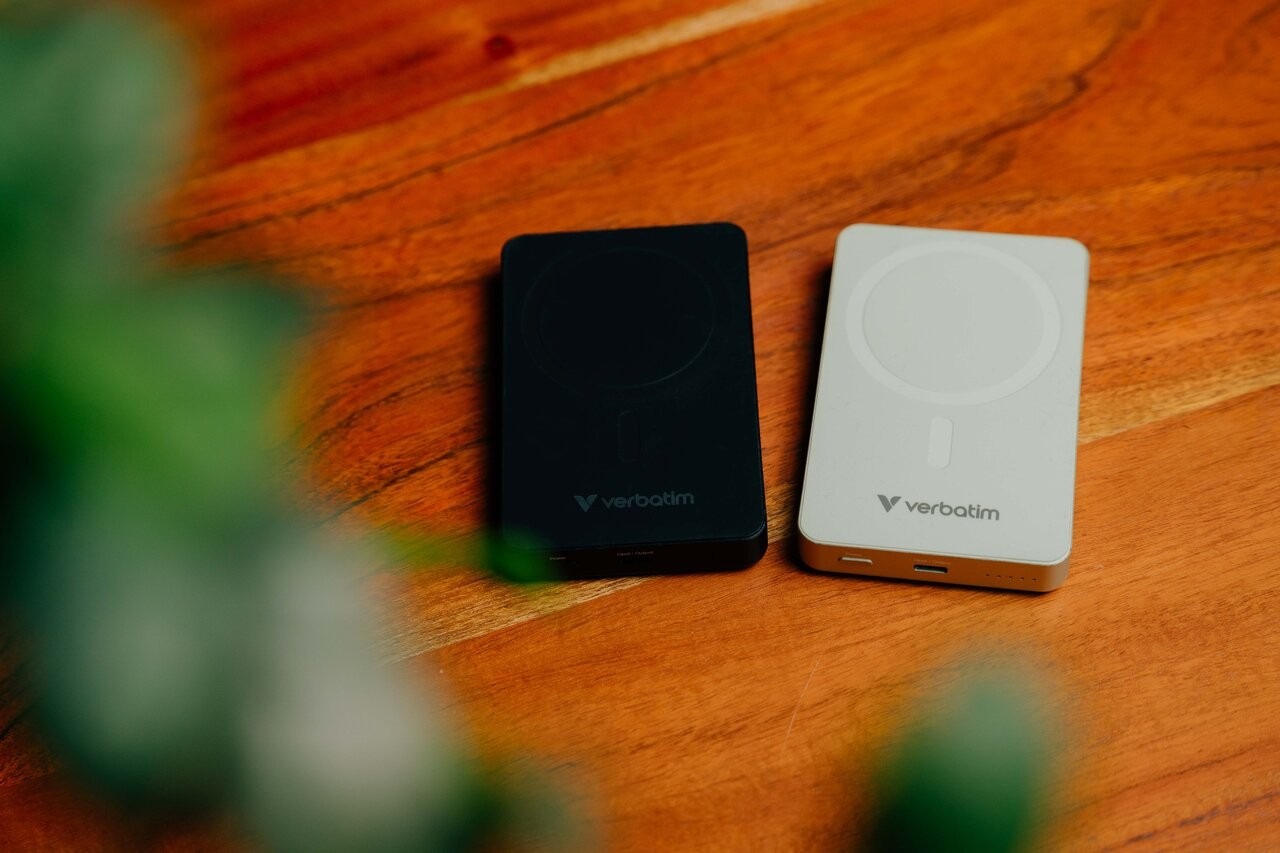 Магнитный беспроводной пауэрбанк Verbatim Charge'n'Go Essentials / 10000 mAh / Black Магнитный беспроводной пауэрбанк Verbatim Charge'n'Go Essentials / 10000 mAh / Black