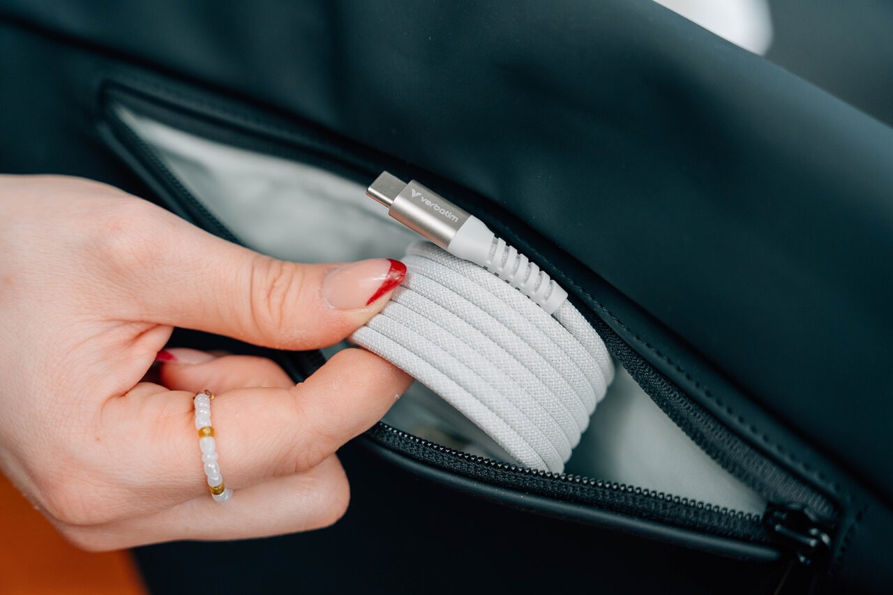 Кабель USB-C to USB-C Verbatim Sync & Charge Magnetic 60W / 1.2 m/ Grey Кабель USB-C to USB-C Verbatim Sync & Charge Magnetic 60W / 1.2 m/ Grey