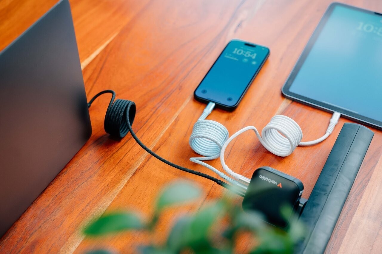 Кабель USB-C to USB-C Verbatim Sync & Charge Magnetic 60W / 1.2 m/ Grey Кабель USB-C to USB-C Verbatim Sync & Charge Magnetic 60W / 1.2 m/ Grey