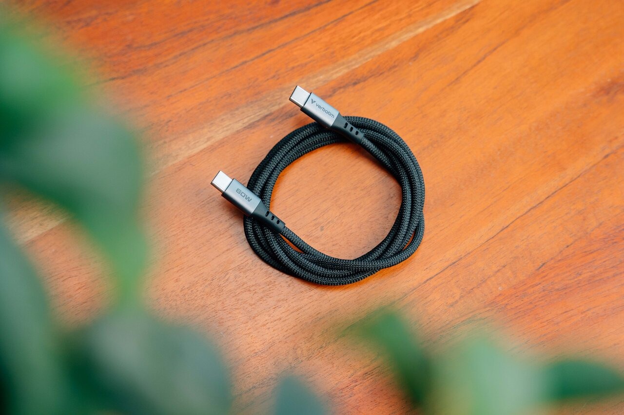 Cablu USB-C - USB-C Verbatim Sync & Charge USB4.0 / Thunderbolt 4 / 240W / 40 Gbps / 1.2 m Cablu USB-C - USB-C Verbatim Sync & Charge USB4.0 / Thunderbolt 4 / 240W / 40 Gbps / 1.2 m