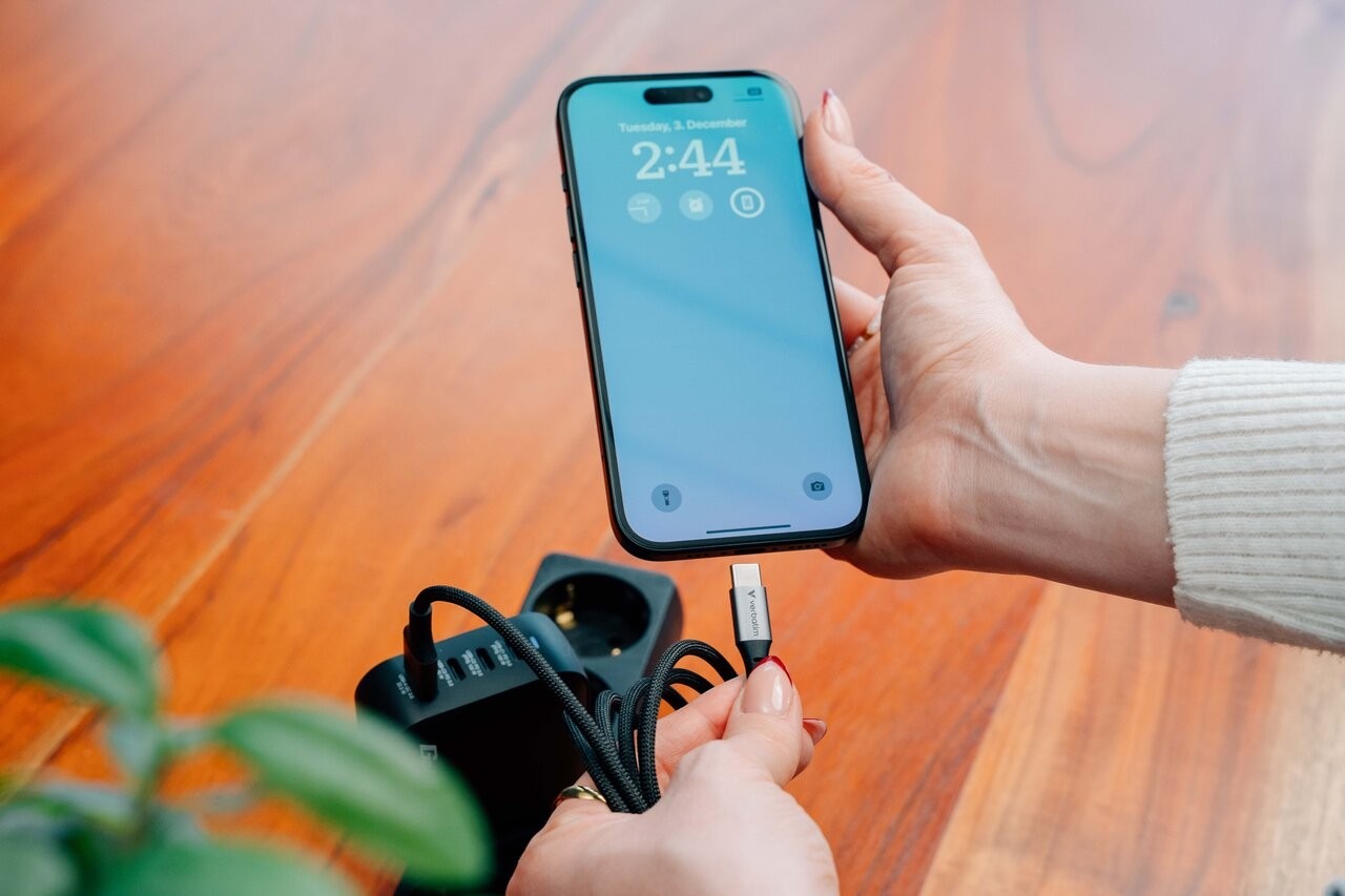 Кабель USB-C to USB-C Verbatim Sync & Charge 60W / 1.2 m/ Black Кабель USB-C to USB-C Verbatim Sync & Charge 60W / 1.2 m/ Black