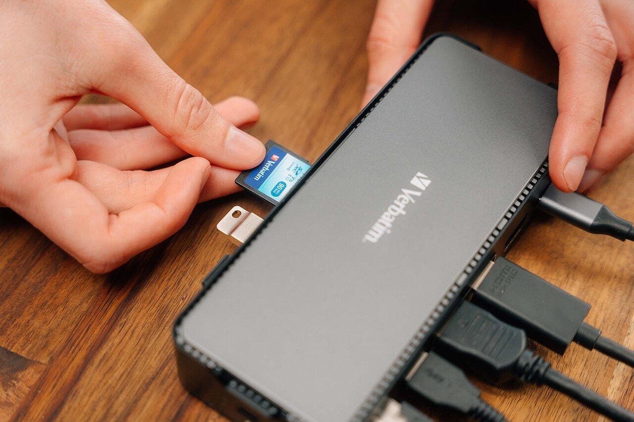 Док-станция Verbatim Pro / 15 портов / NVMe 256GB / 8K HDMI / USB 10Ggps / USB-C 100W Док-станция Verbatim Pro / 15 портов / NVMe 256GB / 8K HDMI / USB 10Ggps / USB-C 100W