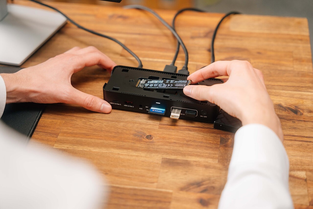 Док-станция Verbatim Pro / 15 портов / NVMe 256GB / 8K HDMI / USB 10Ggps / USB-C 100W Док-станция Verbatim Pro / 15 портов / NVMe 256GB / 8K HDMI / USB 10Ggps / USB-C 100W
