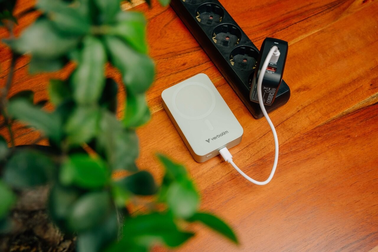 Магнитный беспроводной пауэрбанк Verbatim Charge'n'Go Essentials / 20000 mAh / Green Магнитный беспроводной пауэрбанк Verbatim Charge'n'Go Essentials / 20000 mAh / Green