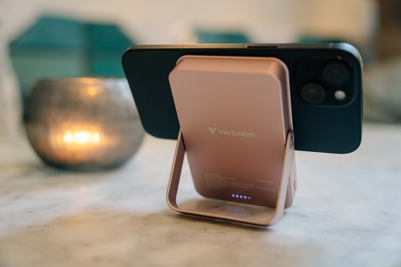 Магнитный беспроводной пауэрбанк с подставкой Verbatim Charge'n'Go / 10000 mAh / Pink Магнитный беспроводной пауэрбанк с подставкой Verbatim Charge'n'Go / 10000 mAh / Pink